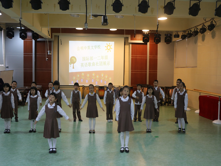 ��Ԫ���������վ�չ����������Ӣ��ѧУ���ʲ��ǽ�Ŀ������չʾ�˶�����