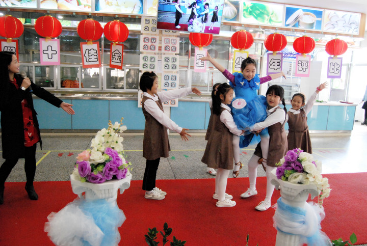 ������Ӣ��ѧУ��������Ա���ź���ʮ������չ�緶