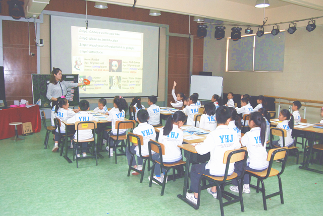 ������Ӣ��ѧУ���е��Ľ���˸�����ʿδ���