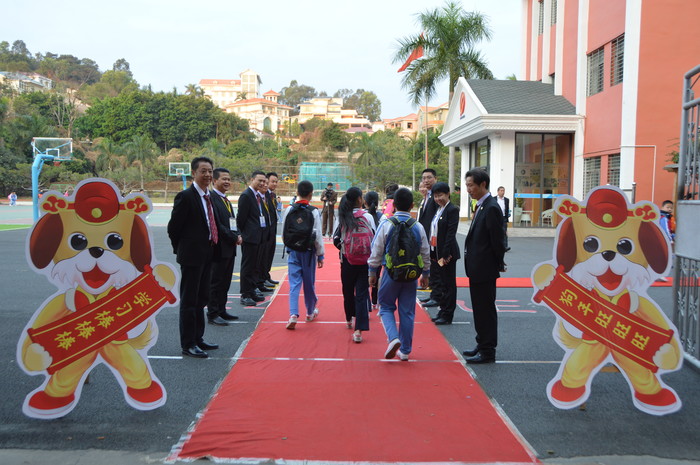 ����ѧУ:����չϣ��  ���μ���