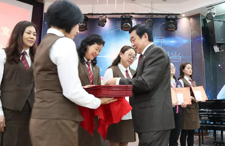 �����������¾�������һ���ٳ�������������Ӣ�Ŀ�ѧ׼����������ܹ�