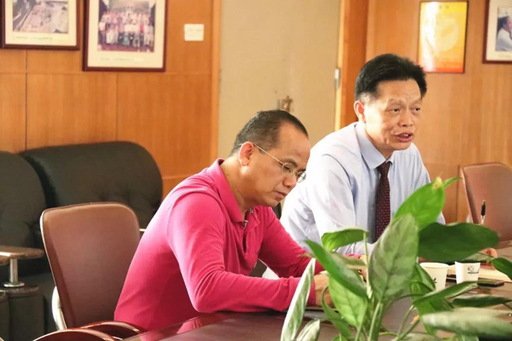 ������ί���²������е�����������������������ί���ӵ�������Ӣ�ĵ��м�ʵ