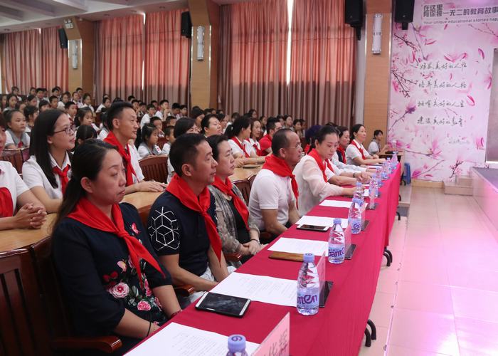 ���ǻ���ɫ�������徫������� �����й������ȷ��������������Ӣ��ʵ��ѧУ ��һ�δ������������ίԱ�Ὠ��