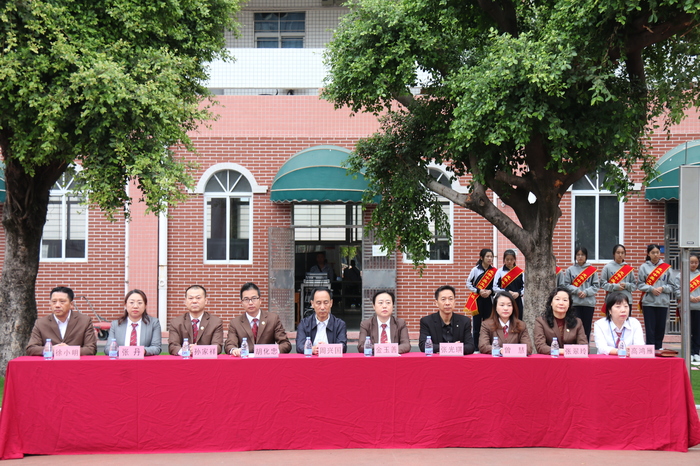 ѧУ���е�15���������ս�ʽ�����Ƚ�С��˽�Һ��Ŷ�