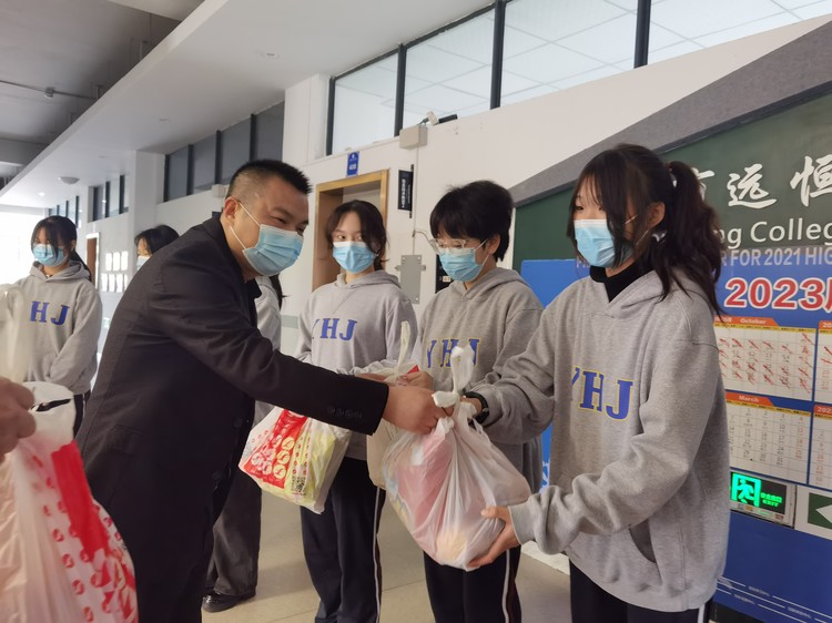 ��ϵ��Уѧ������ů���ٺ��ϡ�������ί��ο����У����ʱ����ĩ��Уѧ��