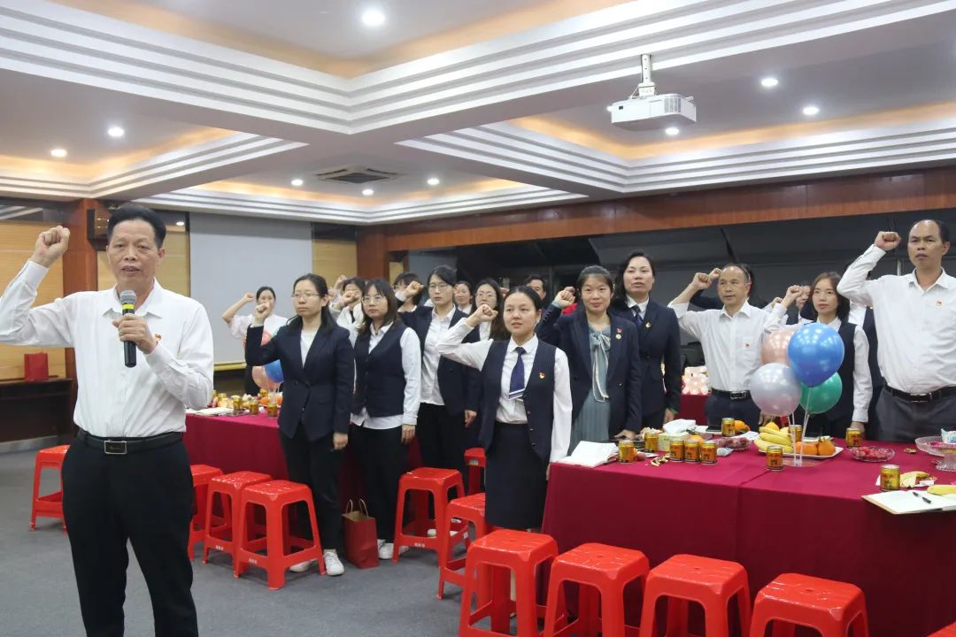 ���뵳������������ʹ������������Ӣ��ʵ��ѧУ��֧��Ϊ��Ա�������������ջ�